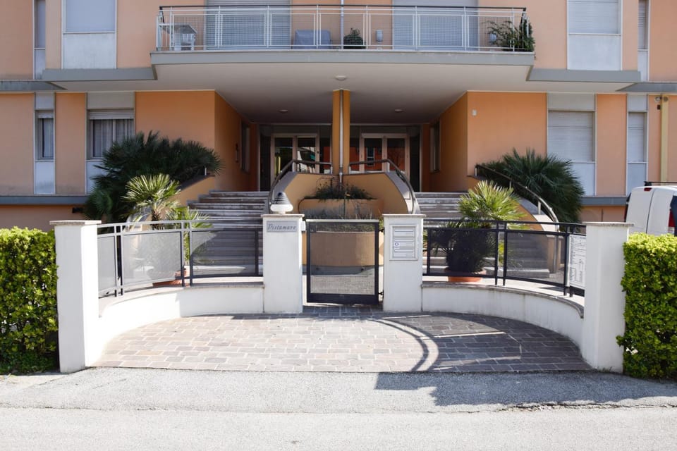 Facade/entrance