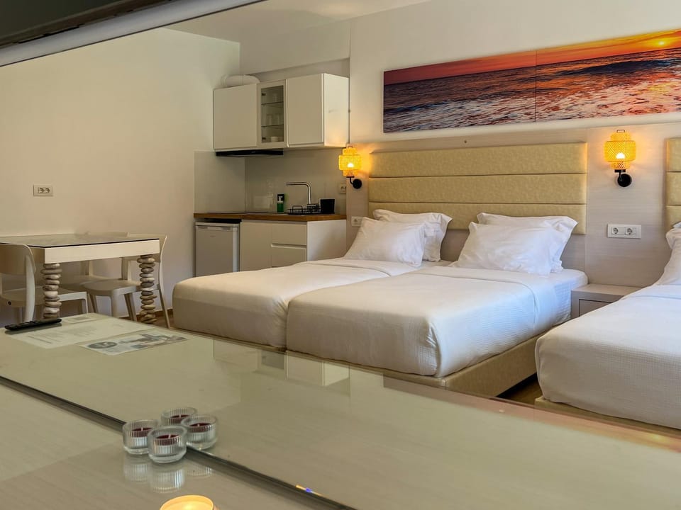 Bed, Kitchen or kitchenette