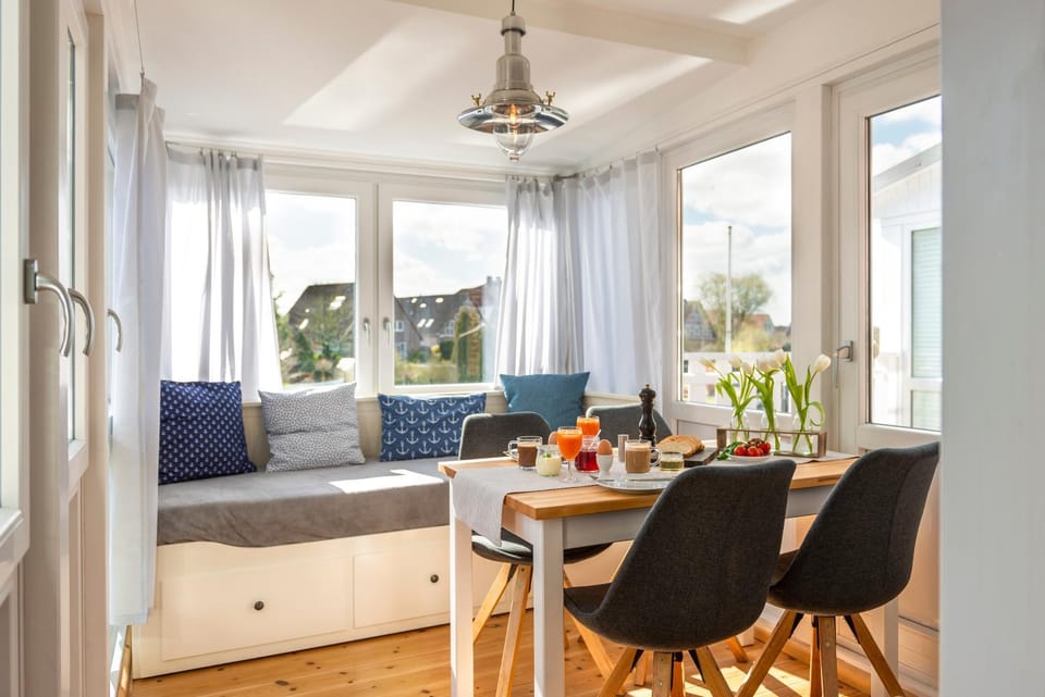 Photo of the whole room, Dining area, River view
