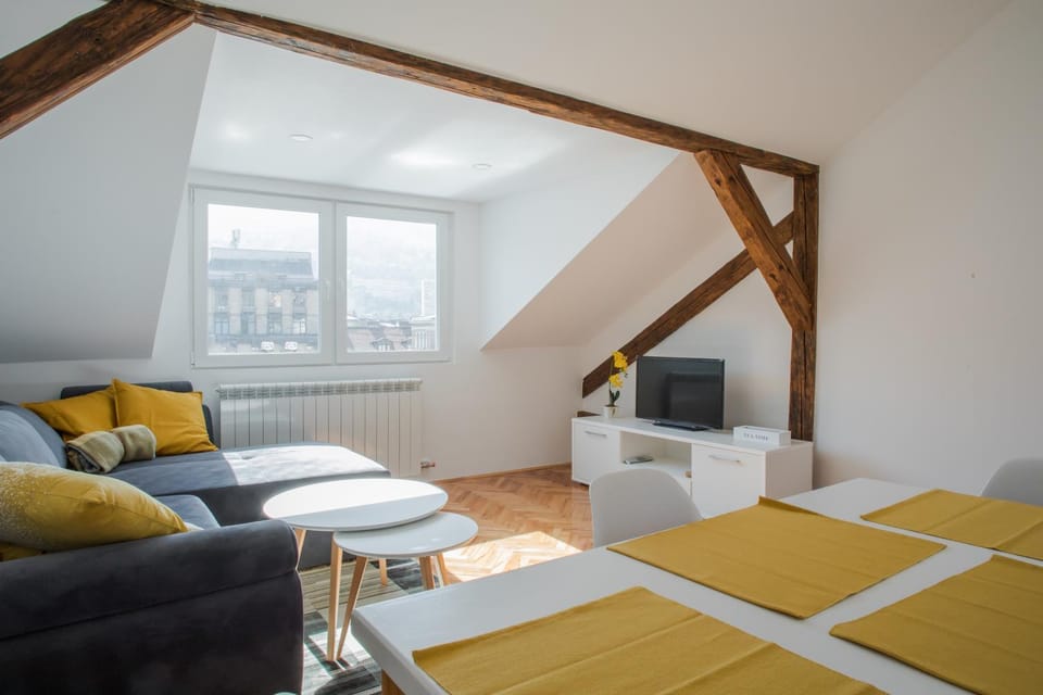 Bed, TV and multimedia, Living room, Seating area, Evening entertainment