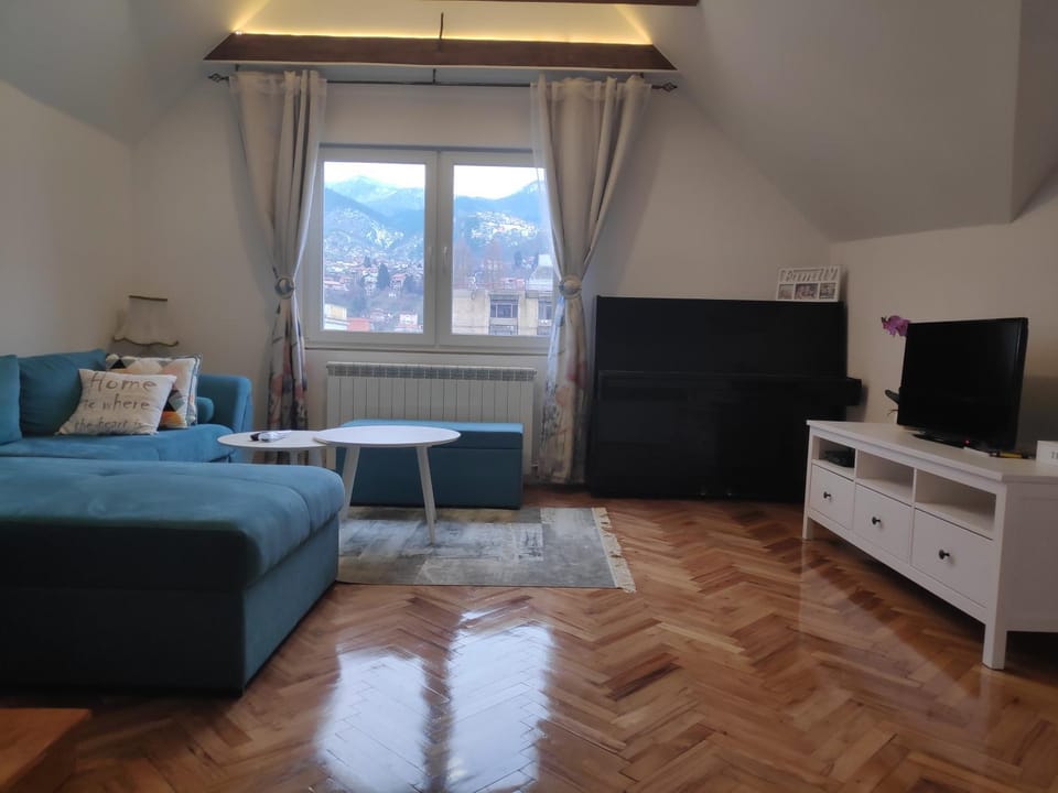 Communal lounge/ TV room, TV and multimedia, Living room, Photo of the whole room, Seating area, Mountain view