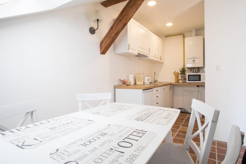 Kitchen or kitchenette, Dining area, stove