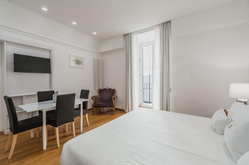 TV and multimedia, Seating area, Bedroom, hair dresser