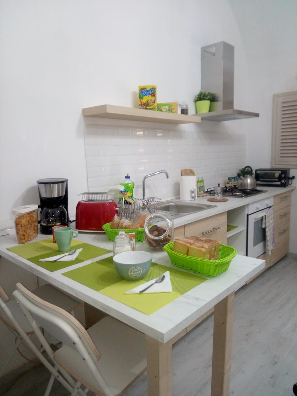 Coffee/tea facilities, Kitchen or kitchenette, Dining area, stove, toaster