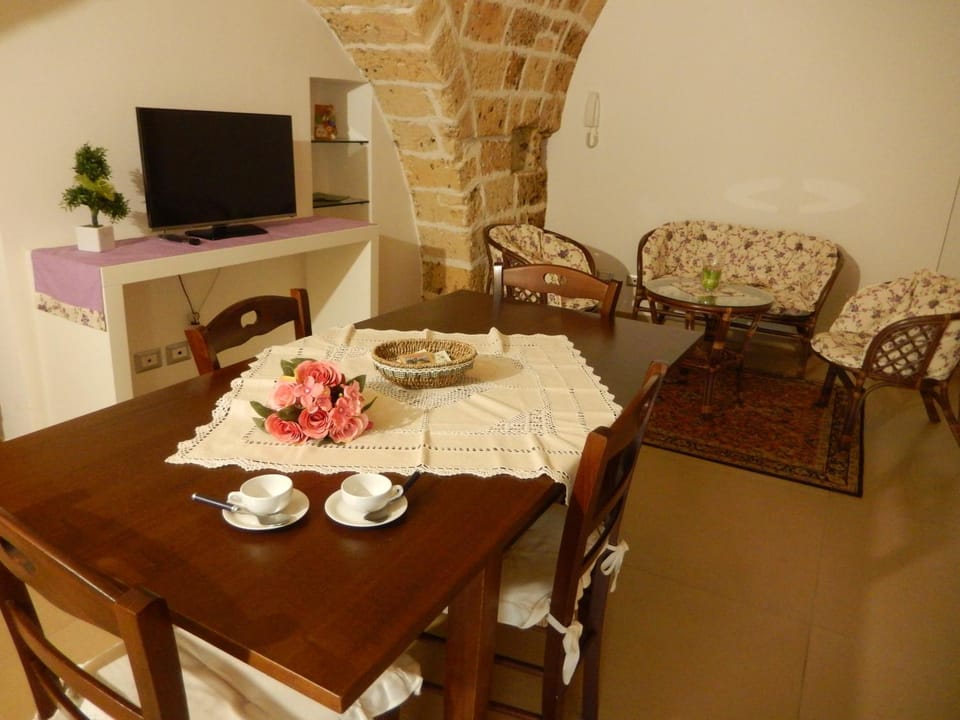 TV and multimedia, Living room, Seating area, Dining area