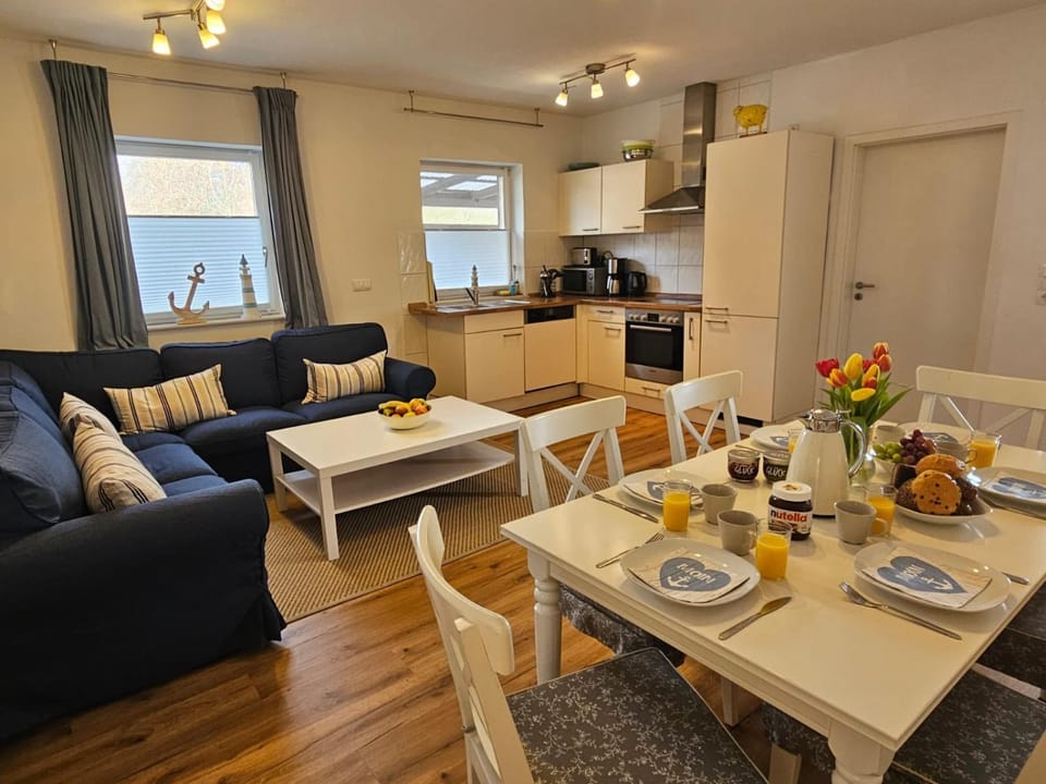 Kitchen or kitchenette, Living room, Seating area, Dining area