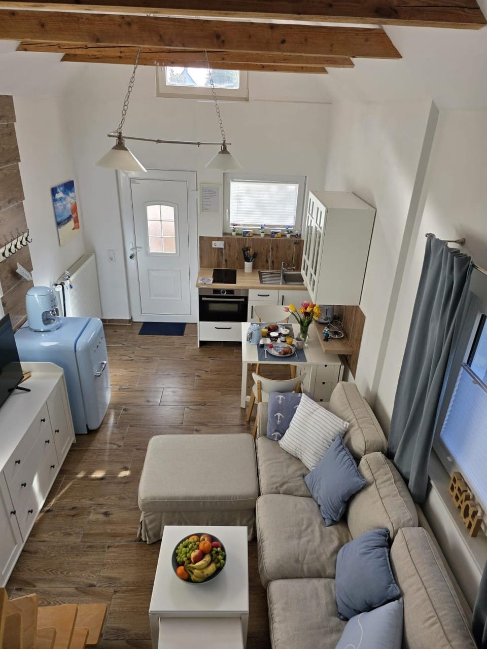 Kitchen or kitchenette, Living room, Seating area, Dining area