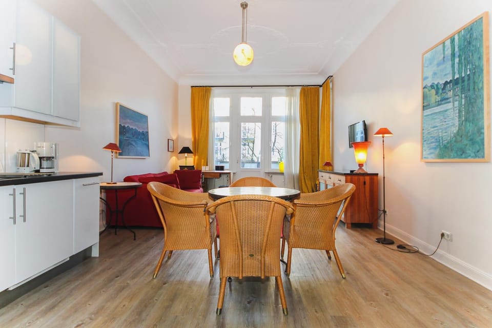Shower, Toilet, Garden, Bathroom, TV and multimedia, Balcony/Terrace, Kitchen or kitchenette, Living room, Photo of the whole room, Decorative detail, Seating area, Dining area, Bedroom