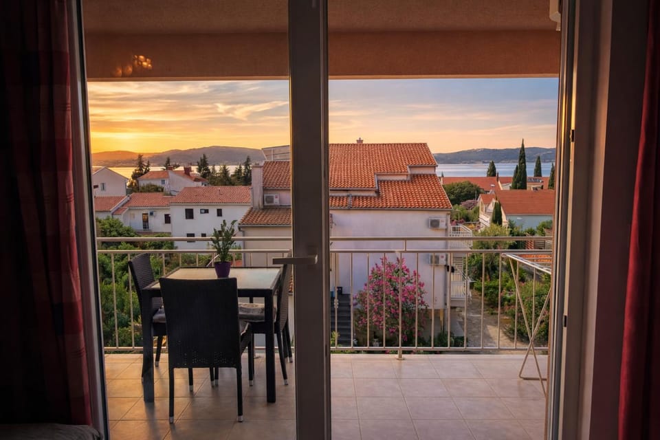 Property building, Patio, View (from property/room), Balcony/Terrace, Dining area, River view, Sea view