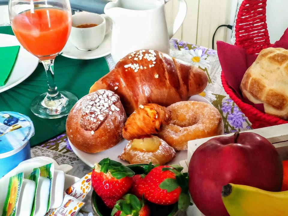 Food and drinks, Communal kitchen, Food, Breakfast, Continental breakfast, Buffet breakfast, Italian breakfast, kitchen