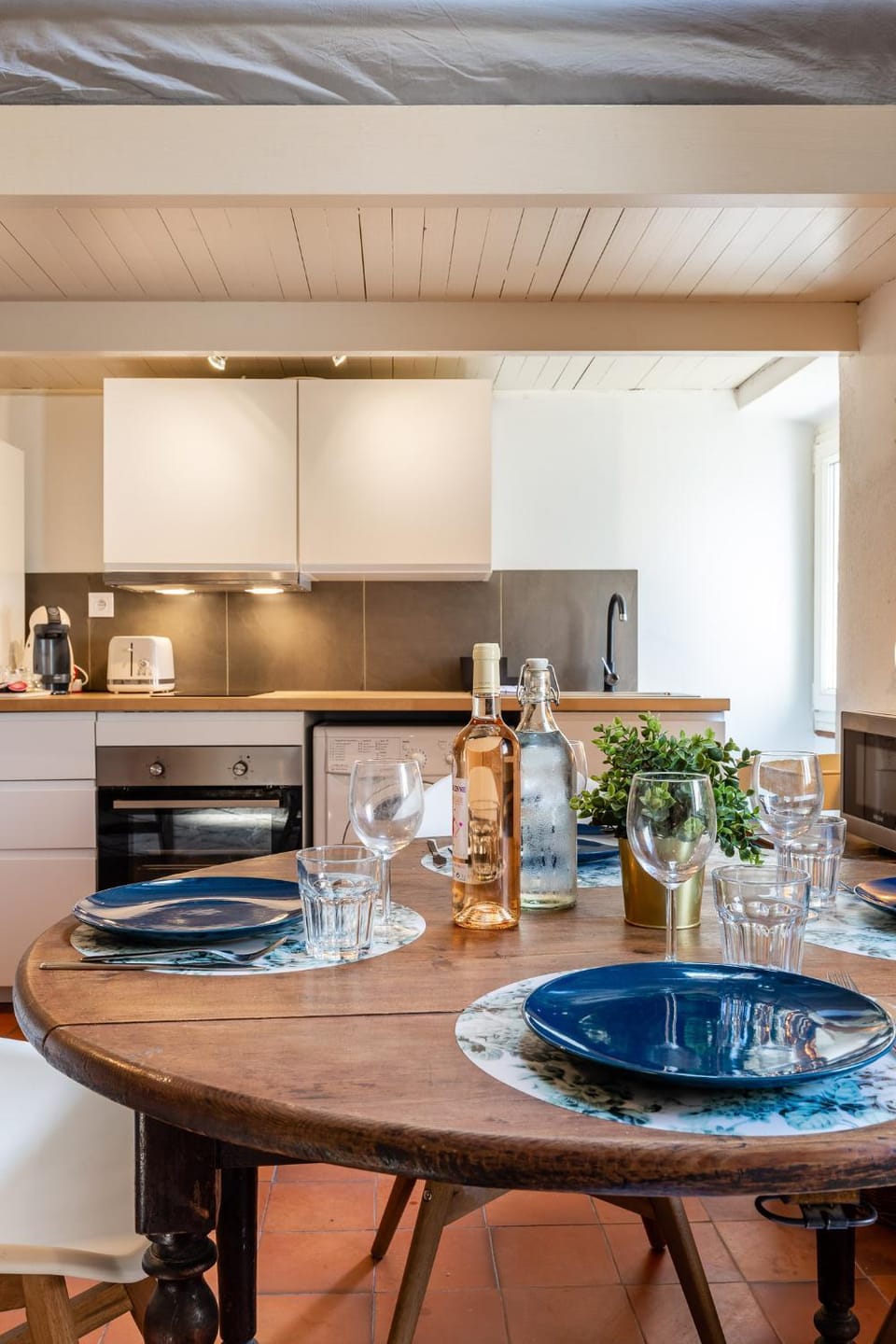 Coffee/tea facilities, Kitchen or kitchenette, Food and drinks, Dining area, Food, stove