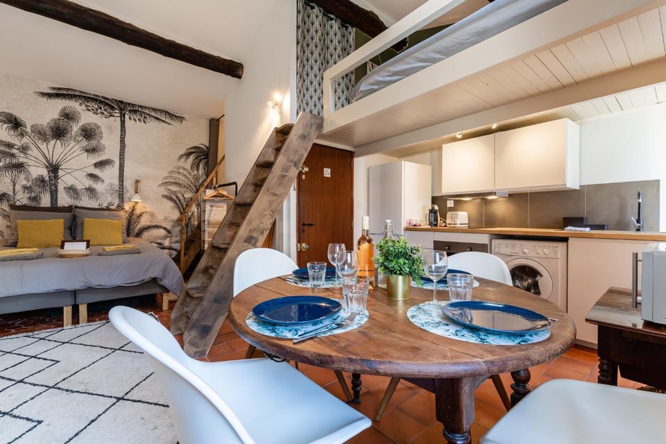 Kitchen or kitchenette, Living room, Seating area, Dining area
