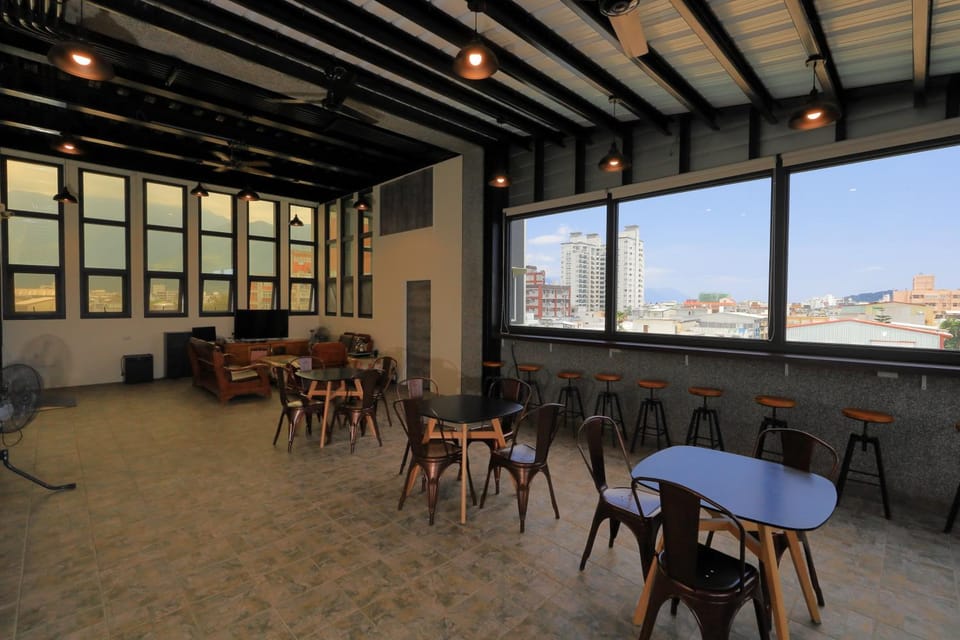 Communal lounge/ TV room, BBQ facilities, Balcony/Terrace, City view, Mountain view, Sea view, Street view