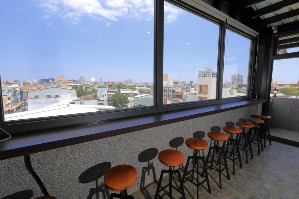 Communal lounge/ TV room, BBQ facilities, Balcony/Terrace, City view, Mountain view, Sea view, Street view