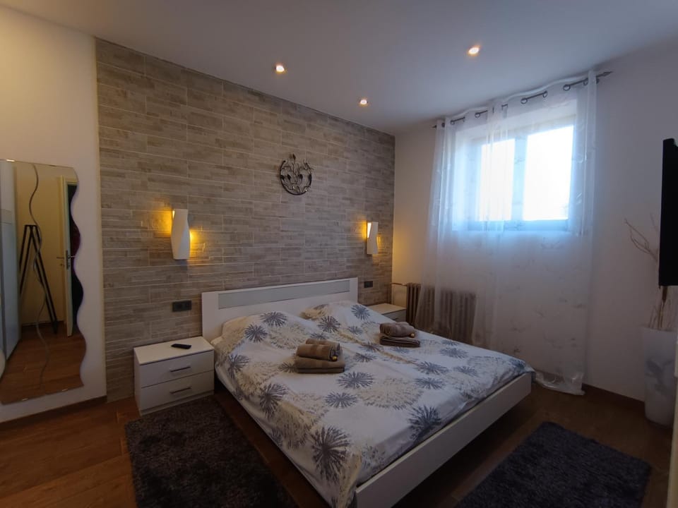 Bed, TV and multimedia, Bedroom, towels