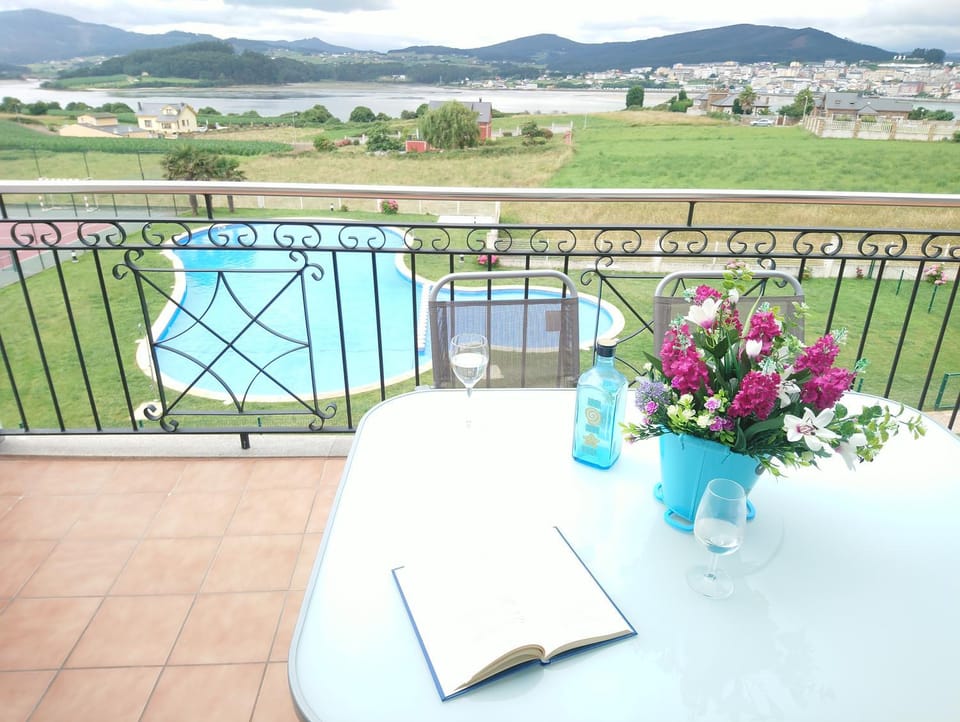 Property building, Balcony/Terrace, Pool view