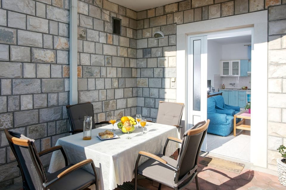 Restaurant/places to eat, Facade/entrance, Day, Summer, Balcony/Terrace, Balcony/Terrace, Mountain view