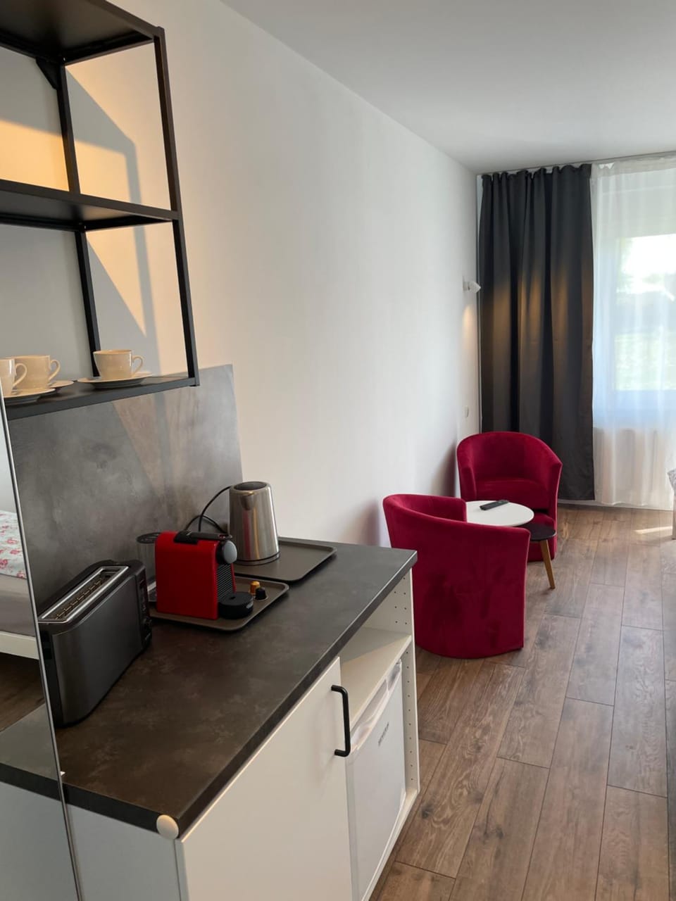 Coffee/tea facilities, Living room, Seating area, Dining area