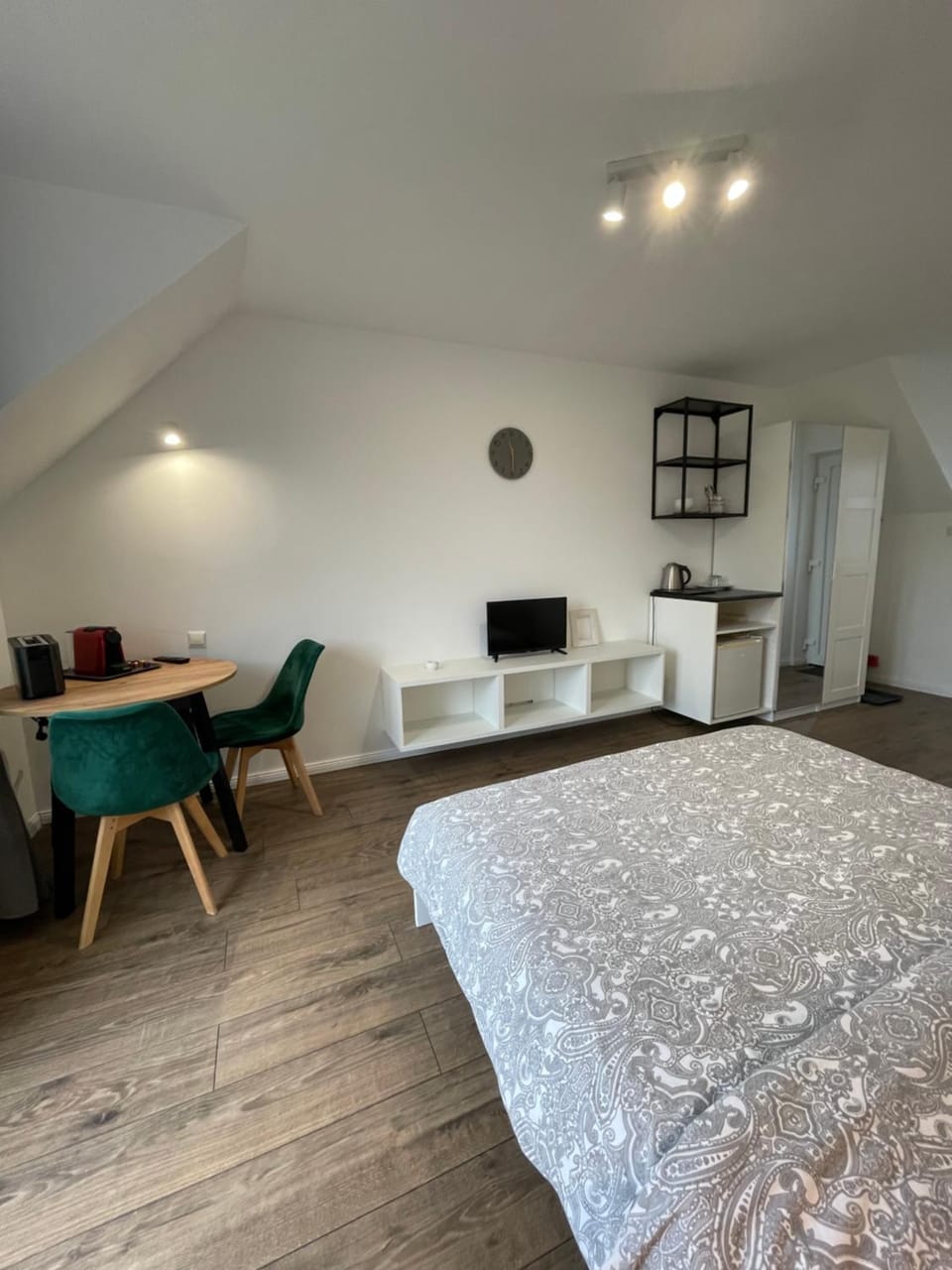Bed, TV and multimedia, Photo of the whole room, Seating area, Dining area, wardrobe