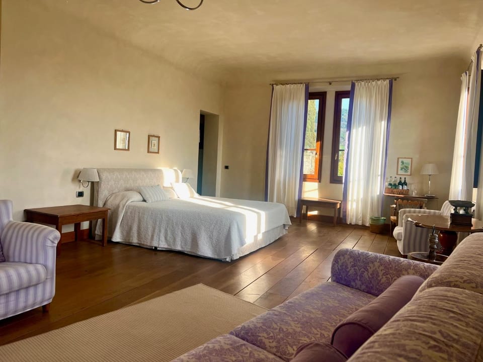 Photo of the whole room, Bedroom