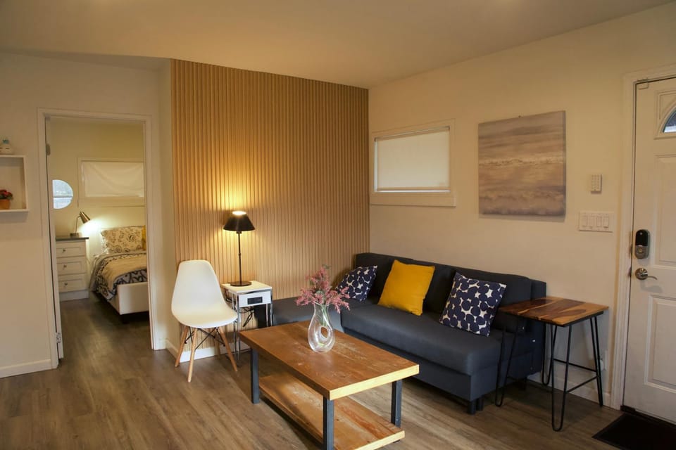 Cozy Home Conveniently Located with King Bed House in Tacoma