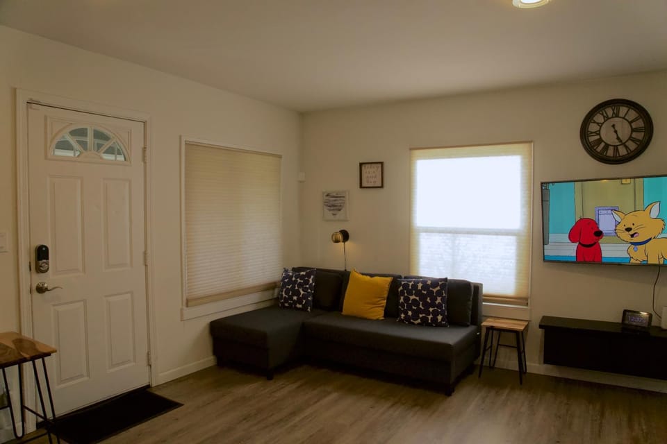 Cozy Home Conveniently Located with King Bed House in Tacoma