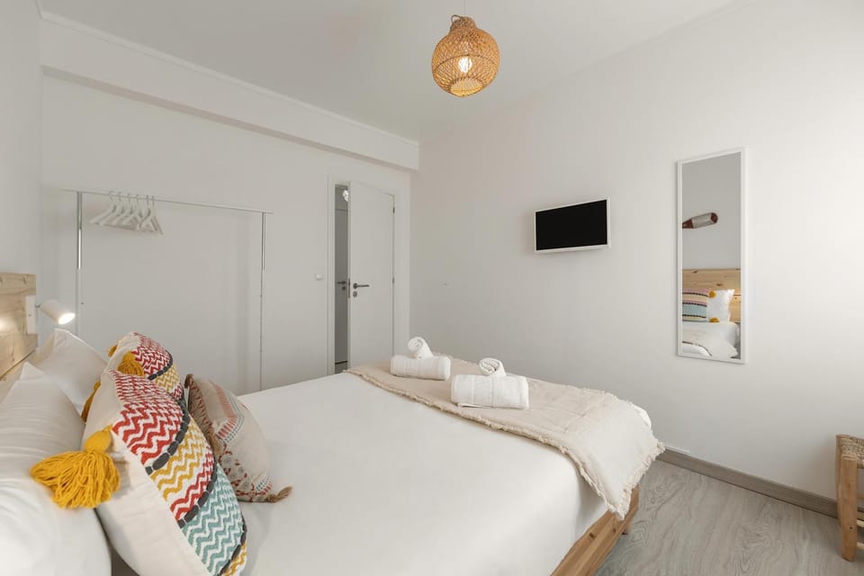 Bed, TV and multimedia, Photo of the whole room, Bedroom, towels, wardrobe