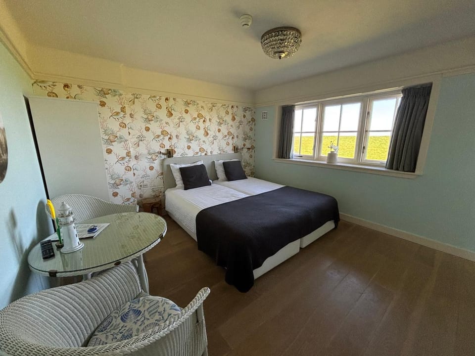 Bed, Photo of the whole room, Seating area, Bedroom