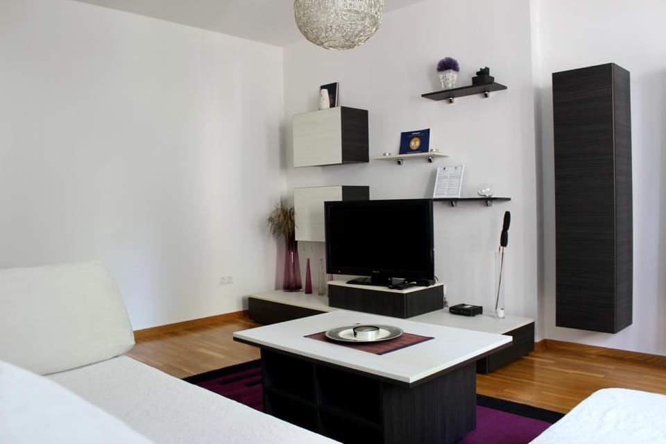 Communal lounge/ TV room, TV and multimedia, Living room, Seating area