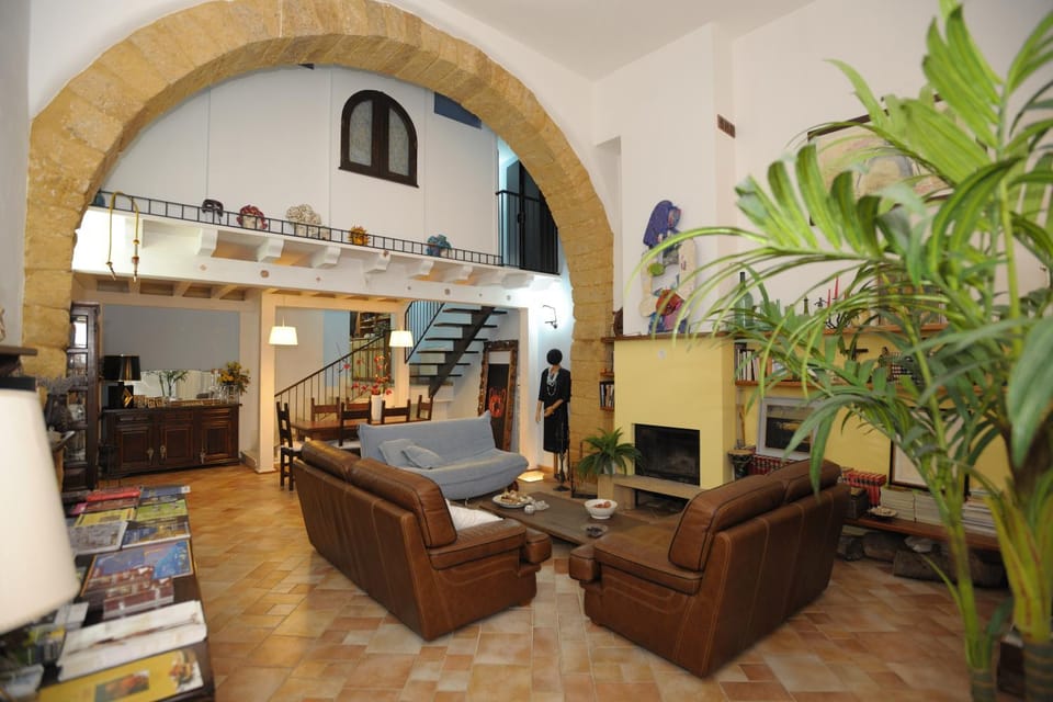 Communal lounge/ TV room, fireplace