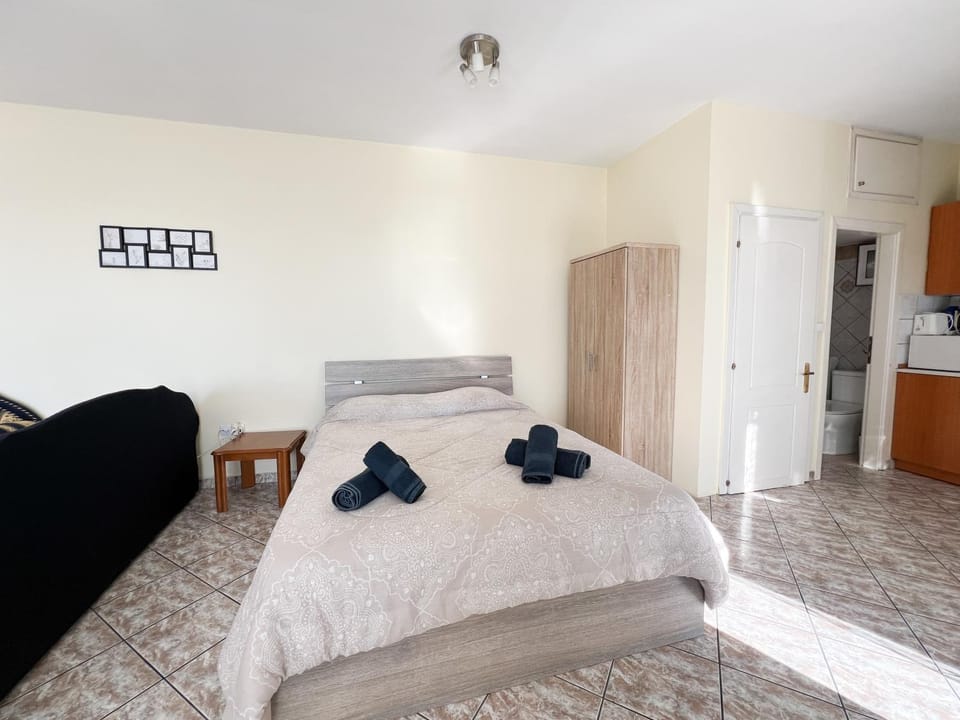 Bed, Photo of the whole room, towels, wardrobe