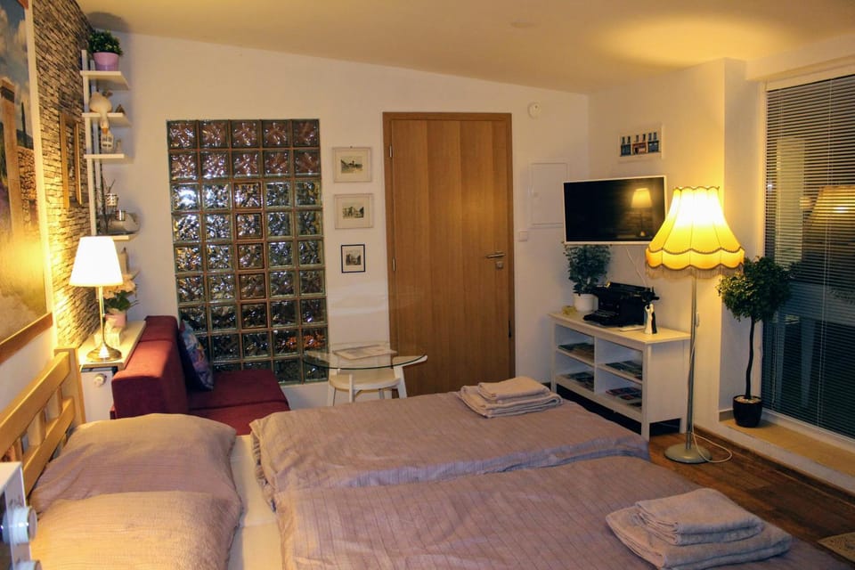 TV and multimedia, Living room, Photo of the whole room, Bedroom