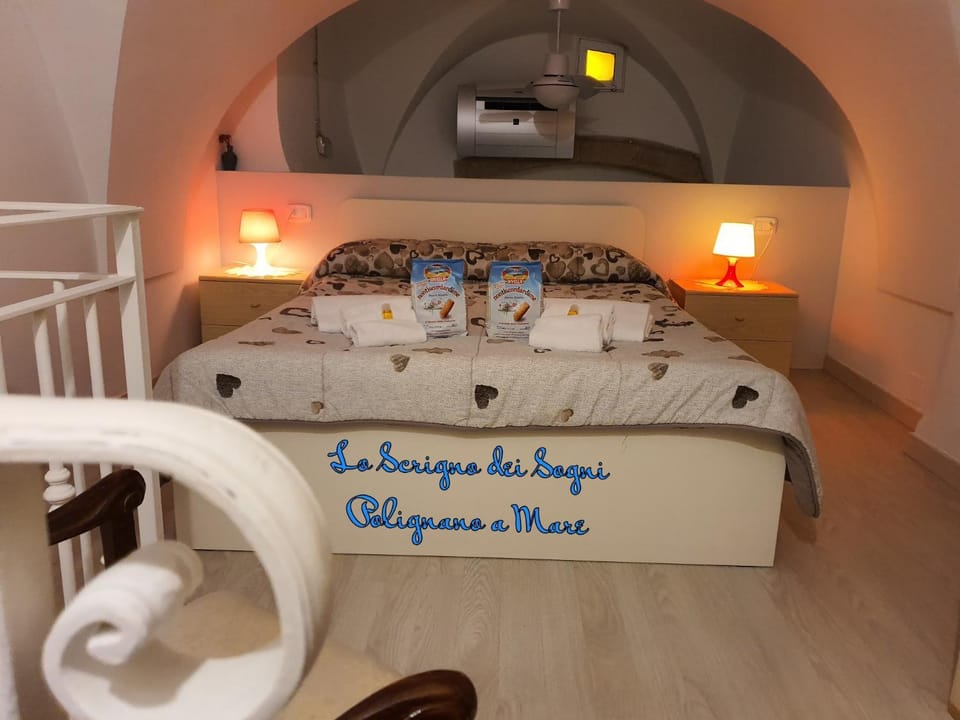 Bed, People, View (from property/room), Other, Photo of the whole room, Decorative detail, Bedroom, On site, Family