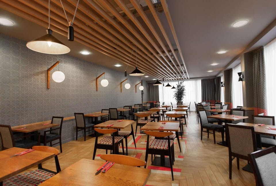 Restaurant/places to eat, Dining area, On site