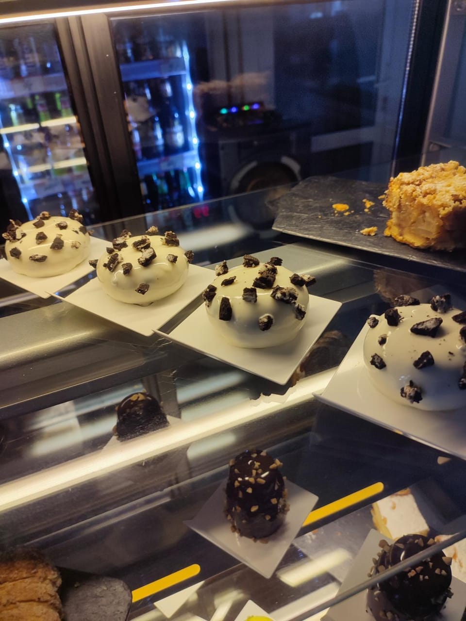 Restaurant/places to eat, Evening entertainment, Food