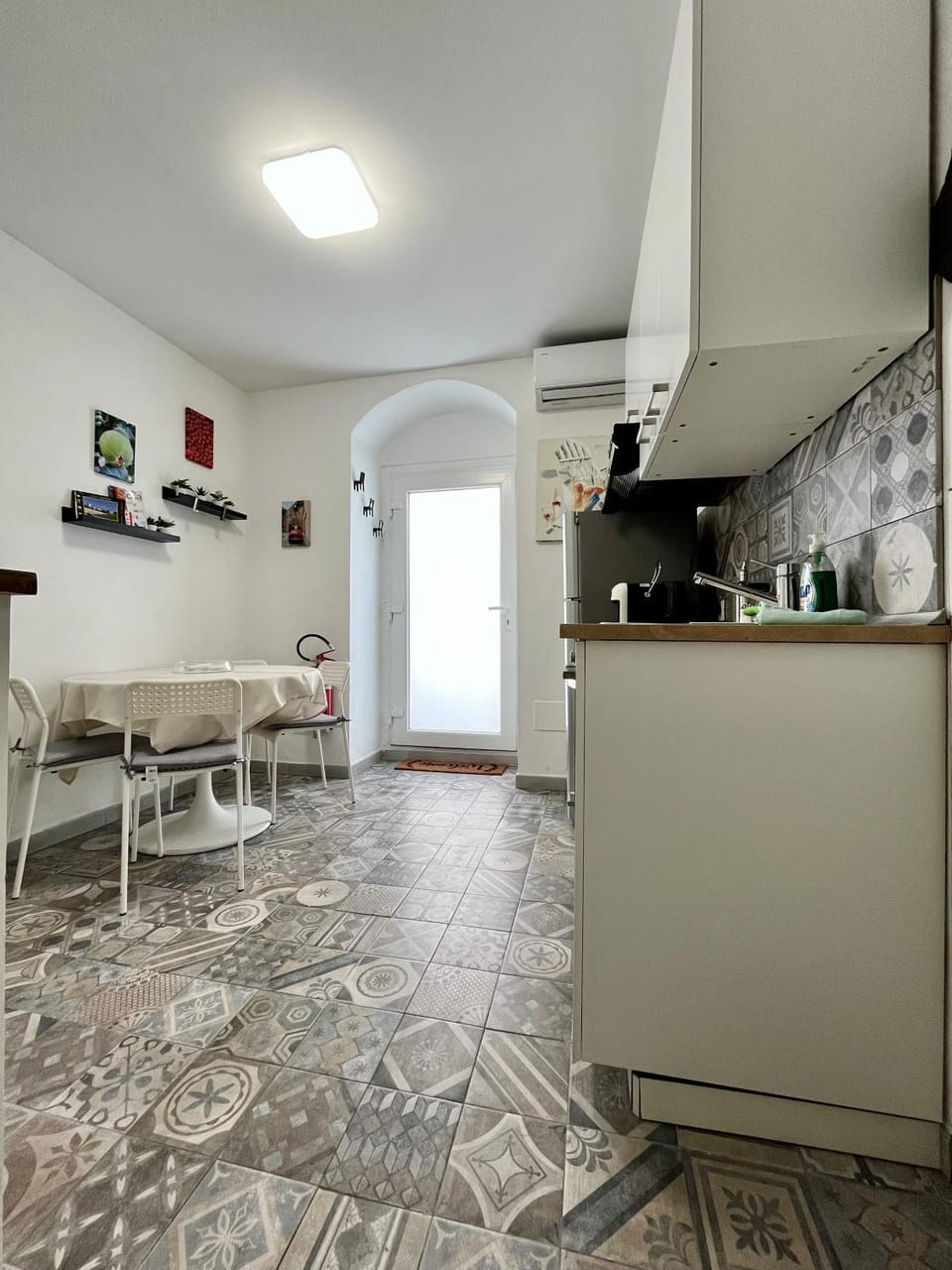 Kitchen or kitchenette, Dining area