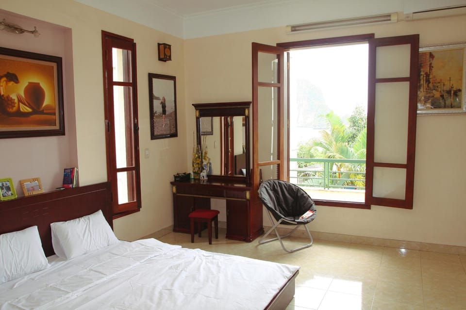 Hạ Long Lily Homestay Bed and Breakfast in Laos