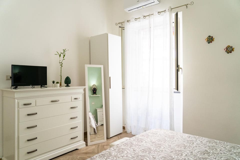 Bed, TV and multimedia, Photo of the whole room, Bedroom, wardrobe