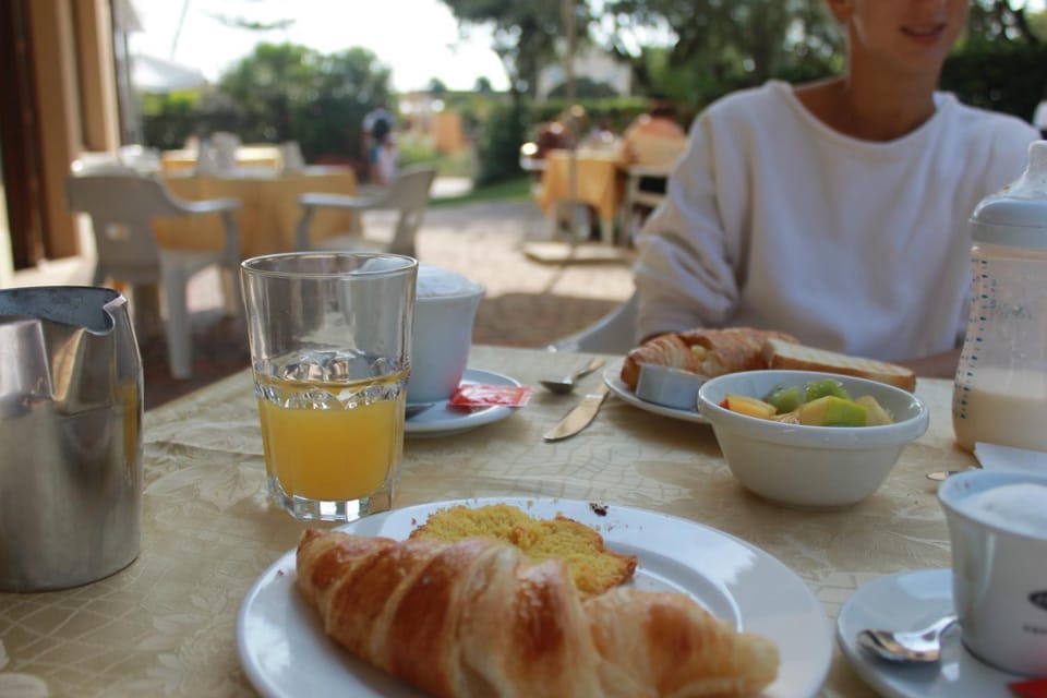 Food and drinks, Breakfast, Continental breakfast, Buffet breakfast