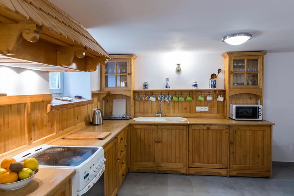 Kitchen or kitchenette, Communal kitchen, dishwasher, oven, stove