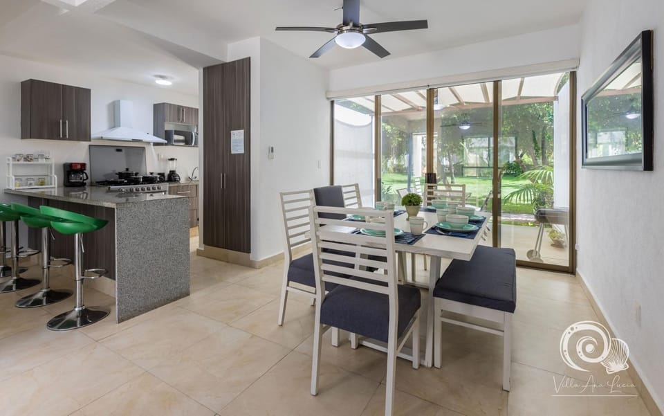 Kitchen or kitchenette, Dining area, fireplace, minibar, pet friendly, air conditioner