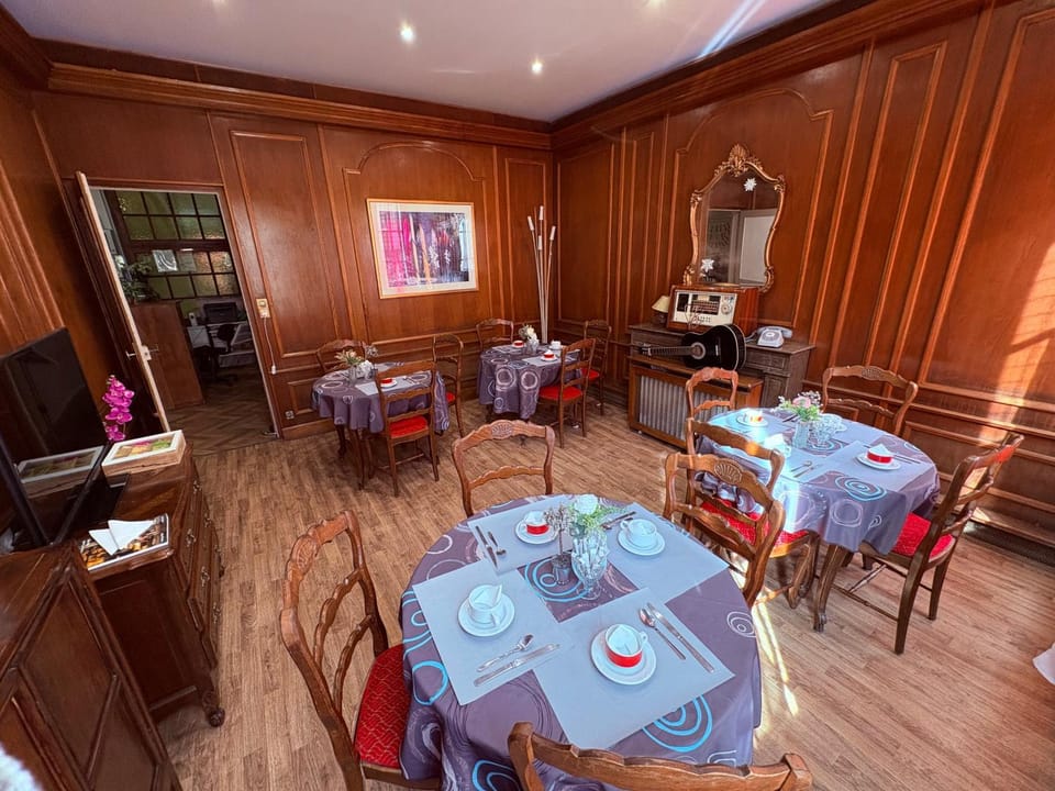 Communal lounge/ TV room, Banquet/Function facilities, Seating area, Meeting/conference room, Continental breakfast