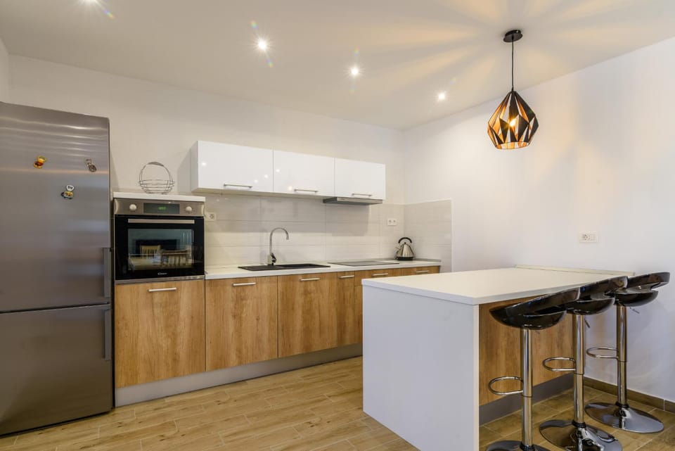 Coffee/tea facilities, Kitchen or kitchenette, Seating area, Dining area