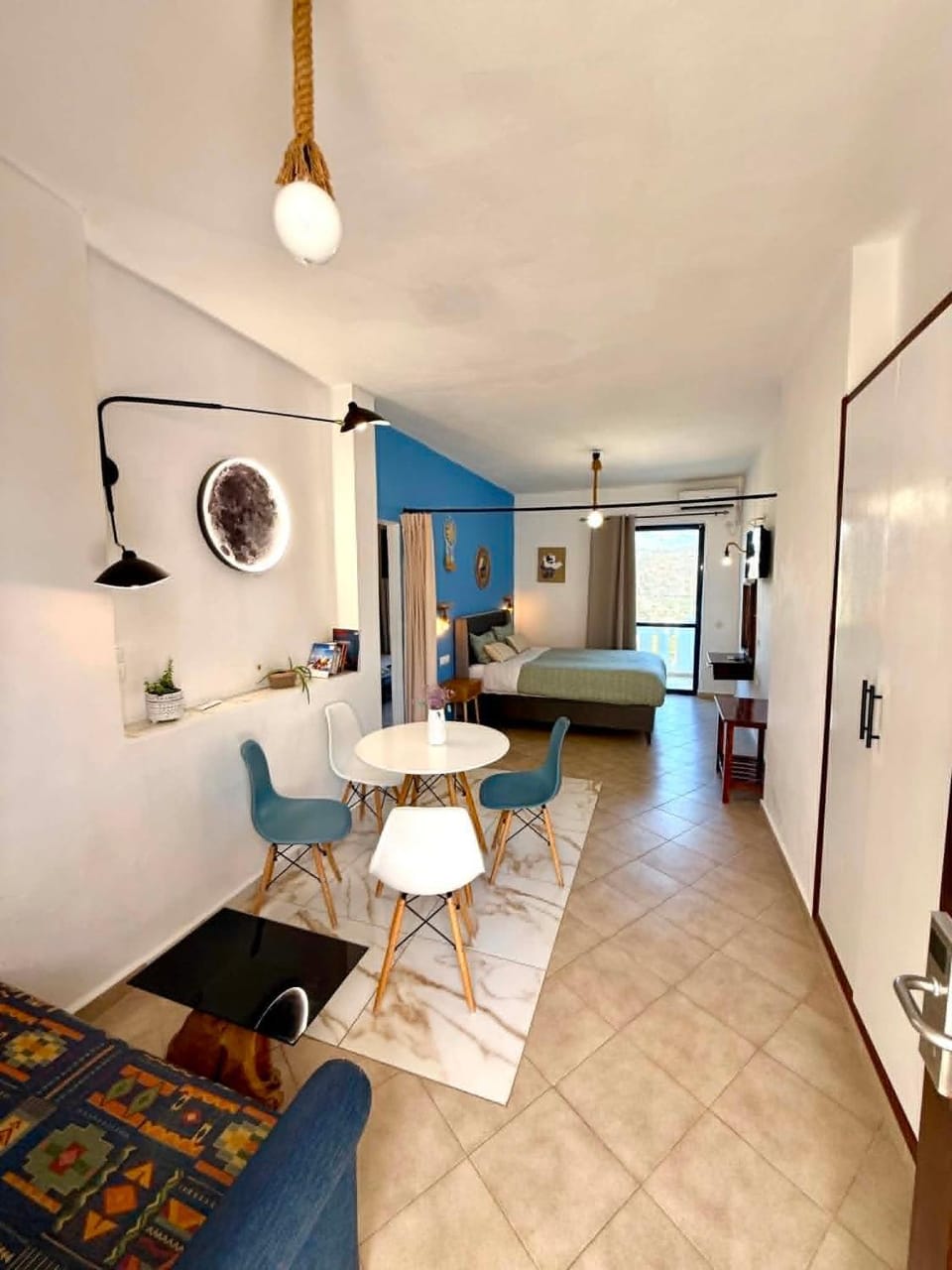 Bed, Living room, Photo of the whole room, Dining area