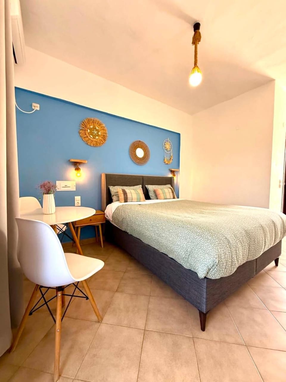 Bed, Seating area, Bedroom