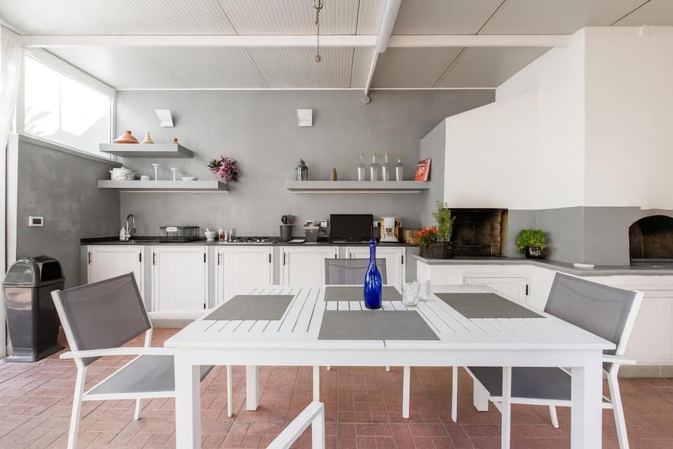 Natural landscape, BBQ facilities, Living room, Seating area, Dining area, oven