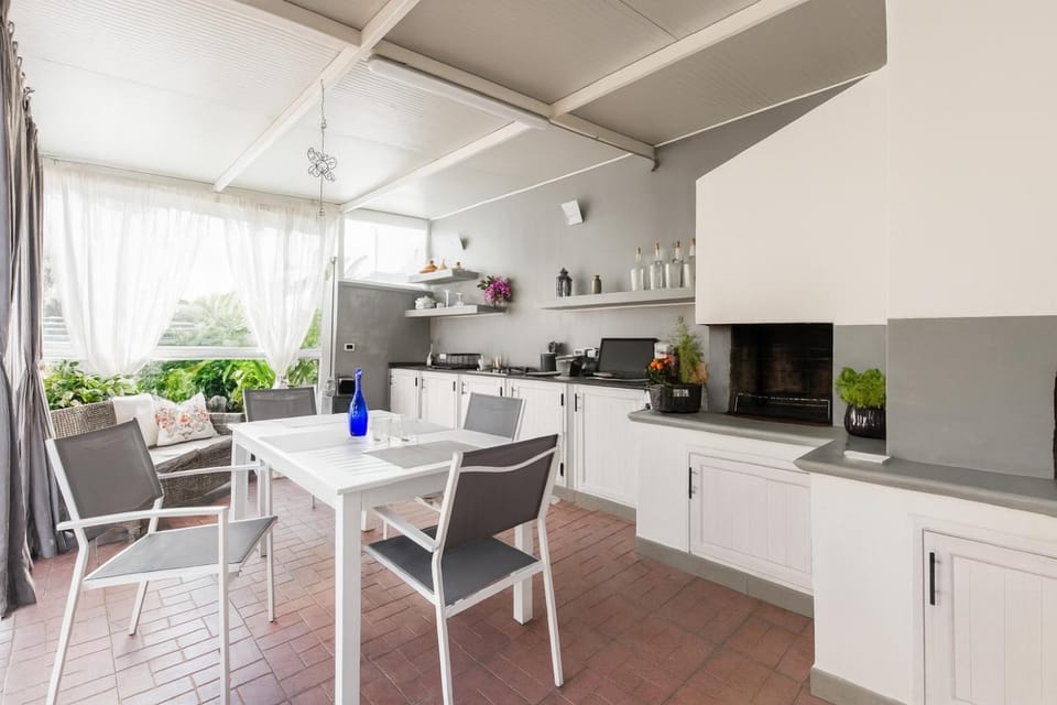 Natural landscape, BBQ facilities, Living room, Seating area, Dining area, oven
