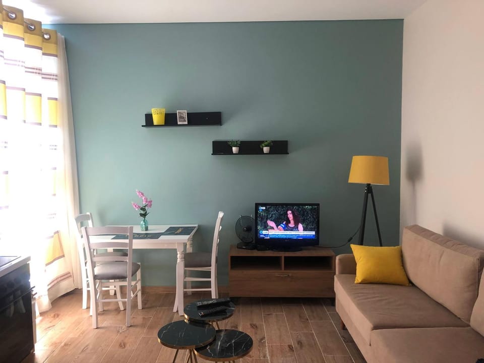 TV and multimedia, Living room, Seating area, Dining area