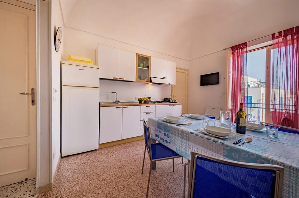 Kitchen or kitchenette, Dining area, Communal kitchen