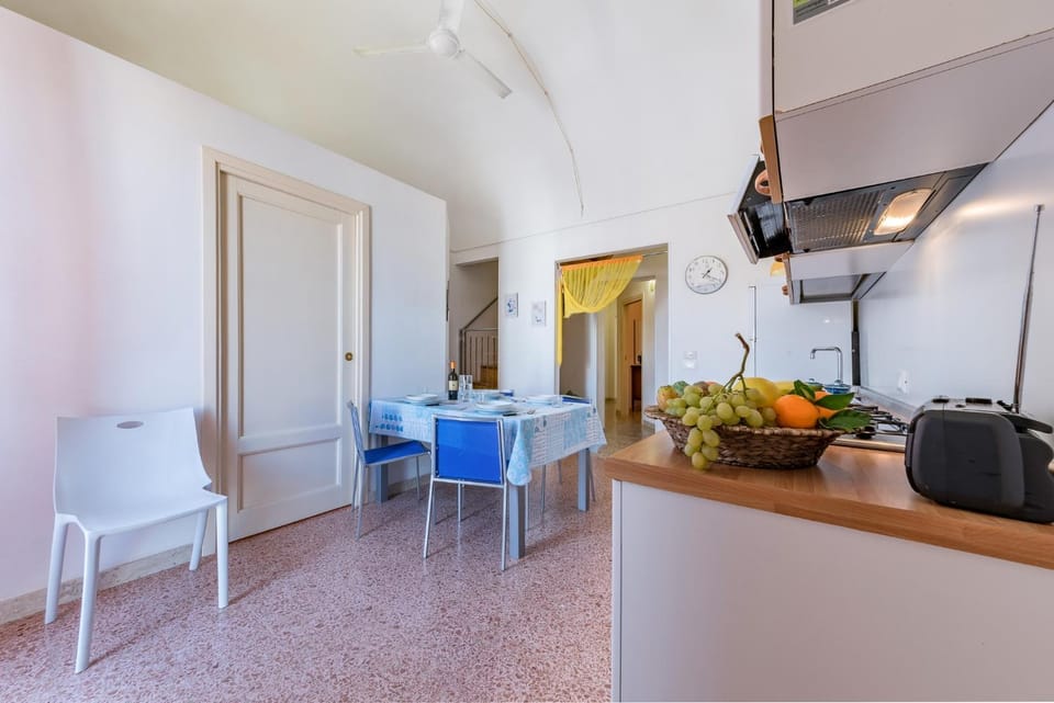 Kitchen or kitchenette, Dining area, Communal kitchen